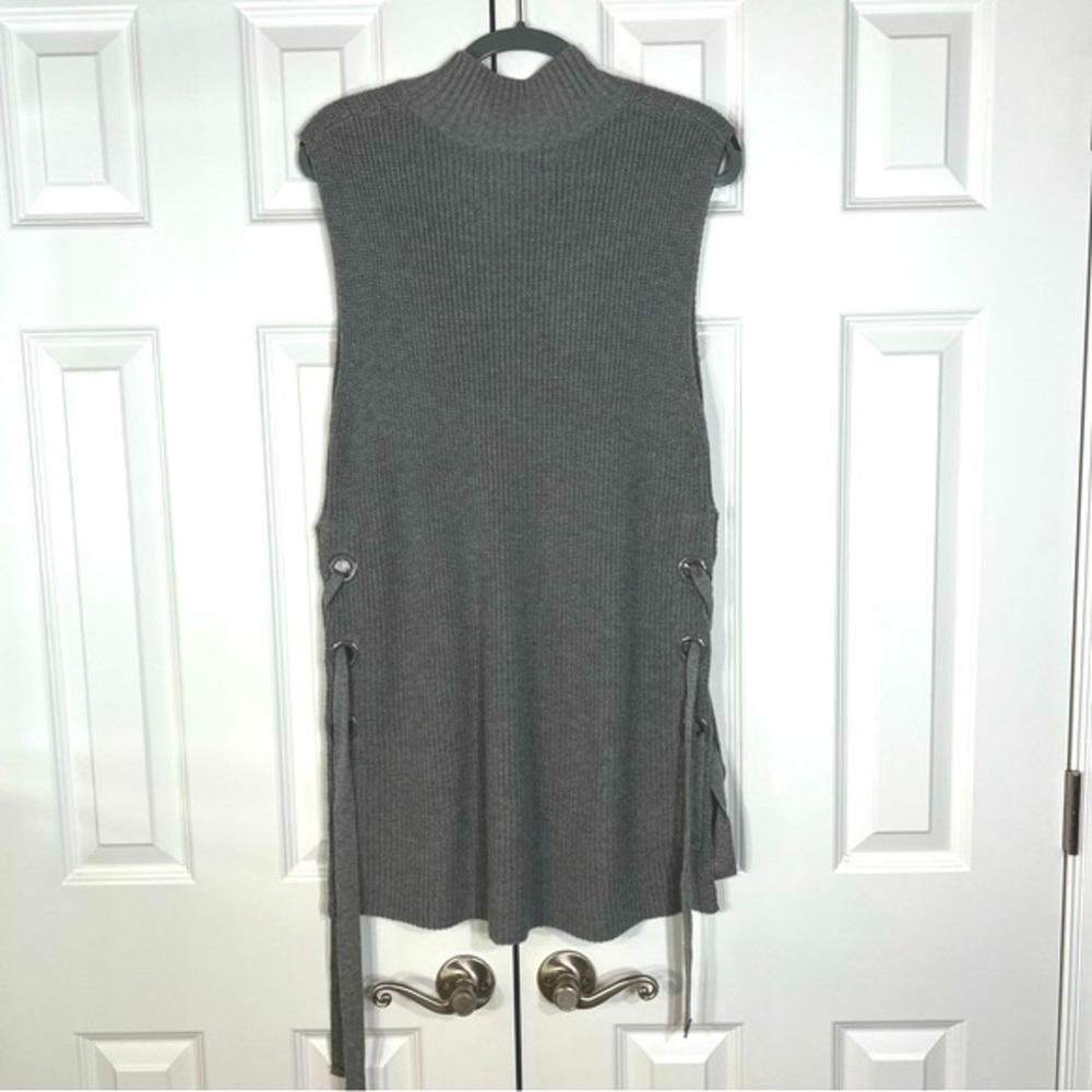 Mimi & Dottie Cowl Neck Sleeveless Gray Sweater. Women’s Size: Medium